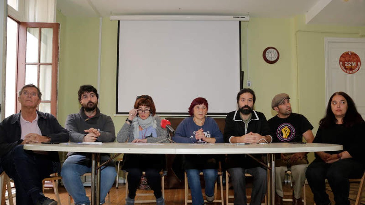 Lectura del manifiesto en favor del independentismo. SECUNDINO