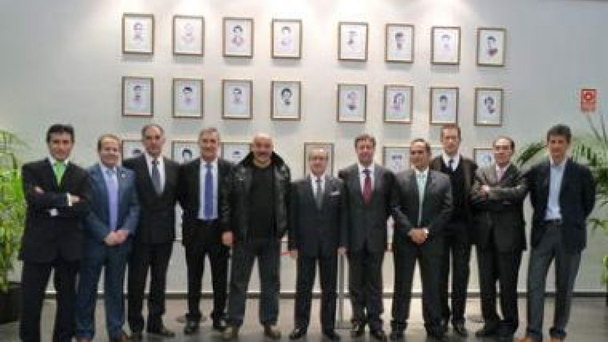 Valdés Sánchez (2i), González González (9i) y Turienzo Álvarez (1d), en la foto de familia.