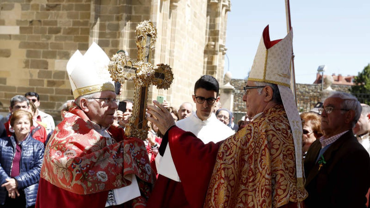 Juan Antonio Menéndez recibe a las puertas de la catedral la Cruz de santo Toribio. MARCIANO