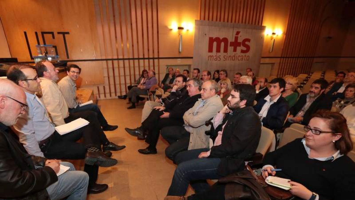 Los colectivos de la plataforma del tren se reunieron ayer para analizar la manifestación