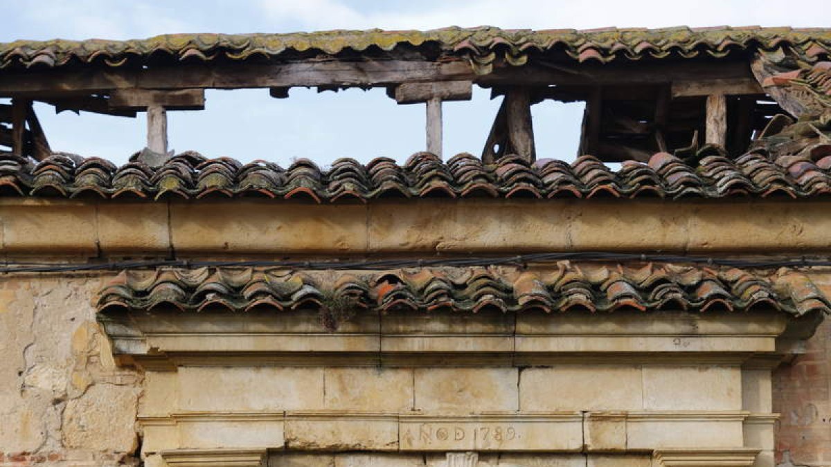 Dos imágenes del boquete abierto en el tejado de la Panera, edificio que forma parte del complejo de Sandoval, y vistas del edificio, que nunca ha contado con horarios, guías, ni información al visitante a pesar de ser Bien de Interés Cultural y ubicarse