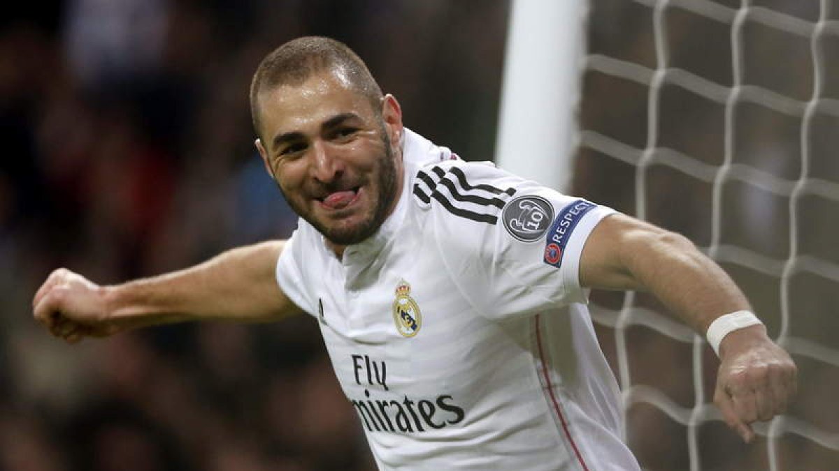 Benzema celebra el primer y único gol del partido ante el Liverpool en el Santiago Bernabéu.