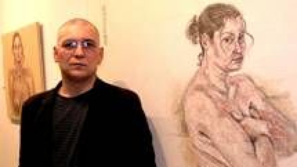 El artista gallego posa junto a una de sus obras