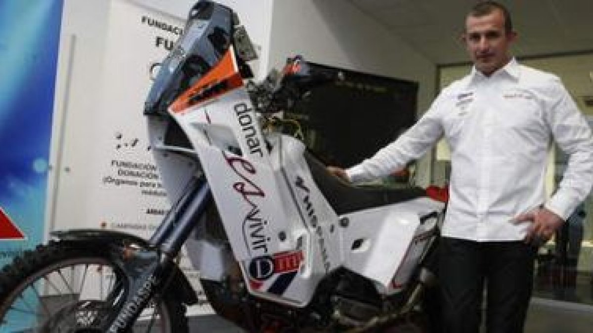 Ramón Gutiérrez posa junto a la KTM con la que participará en la nueva edición del Dakar.