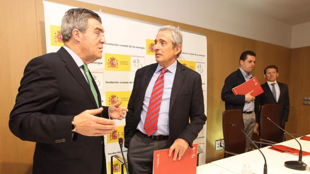 Javier Cepedano conversa con José Ángel Azuara. Tras ellos, Javier Morán y Enrique Suárez.