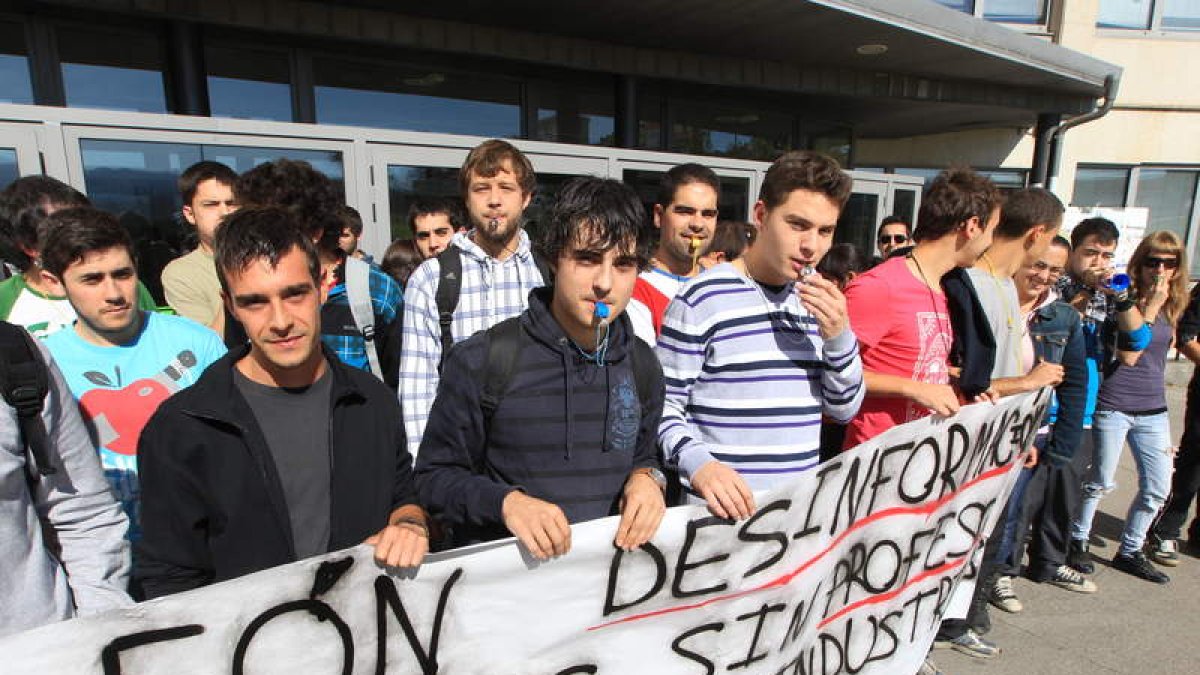 Casi 80 alumnos de Forestales volvieron a concentrarse en el campus para exigir el profesor.