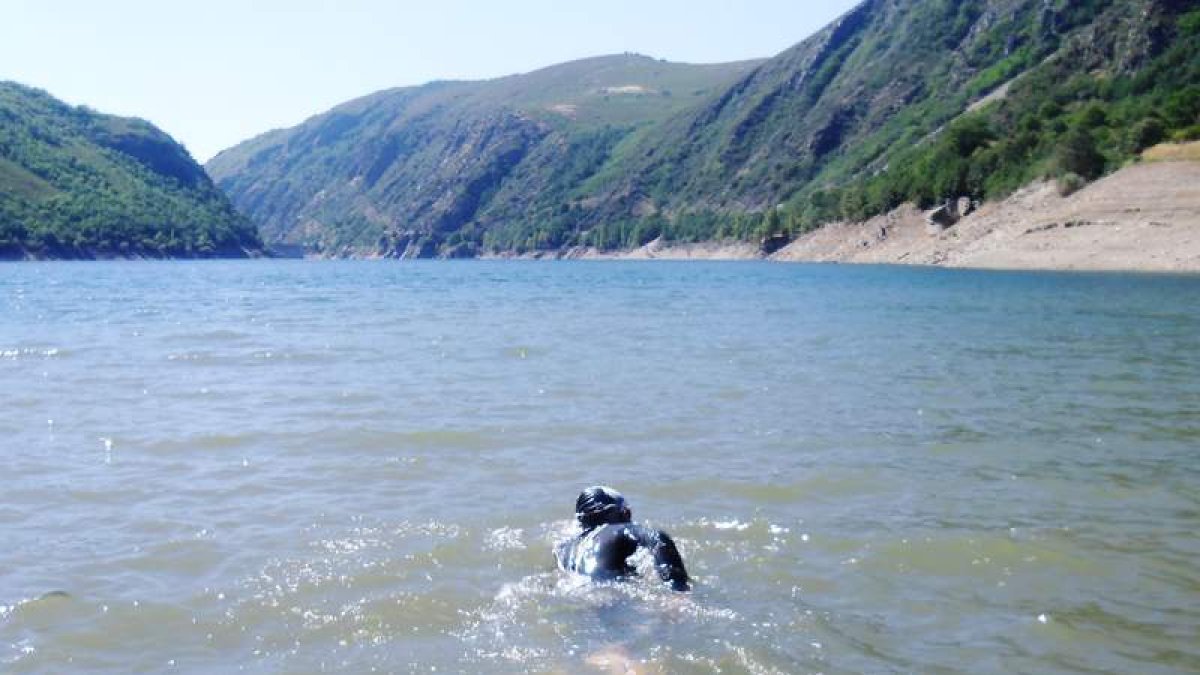 Miguel Martínez Basurco en acción durante la travesía del embalse berciano de Matalavilla.