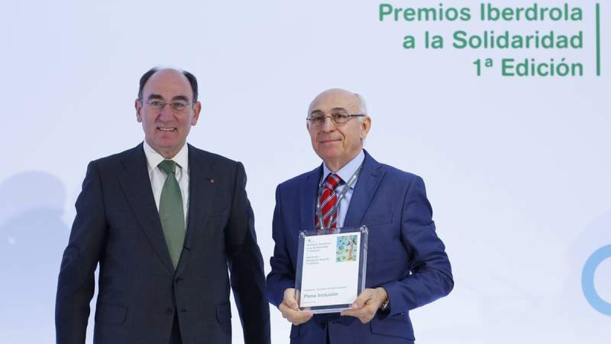 Ignacio Galán, junto al presidente de Plena Inclusión Castilla y León, Juan Pérez. dl
