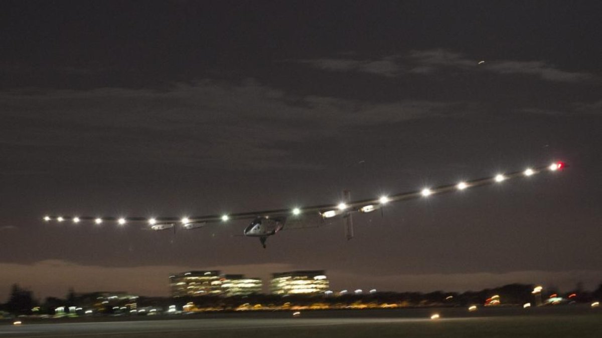 El 'Solar Impulse II' aterriza en Mountain View (California).