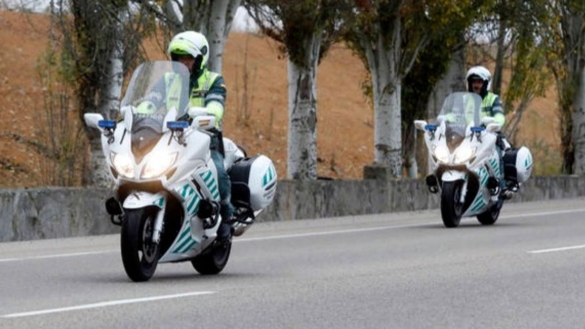Agentes de la Guardia Civil de Tráfico acudieron hasta el lugar del accidente.