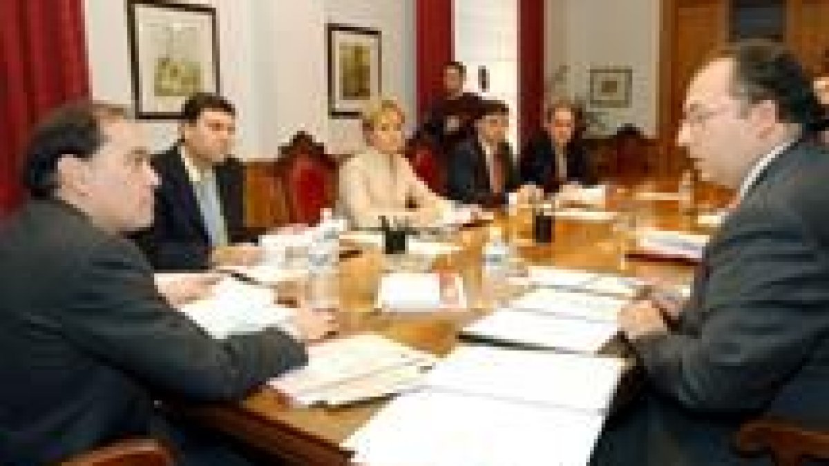 Tomás Villanueva, izquierda, Fernández Carriedo, segundo por la izquieda, y Silvia Clemente