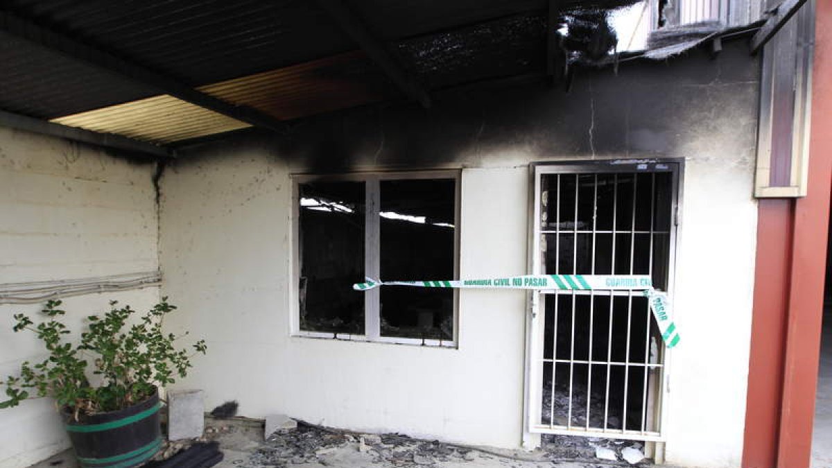 La Guardia Civil precintó ayer la entrada a la nave después de quedar extinguidas las llamas.