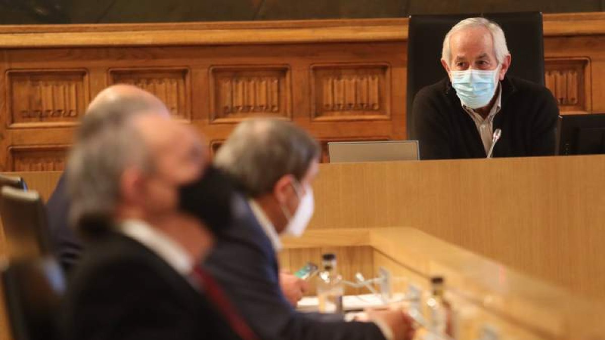 Matías Llorente presidió el Pleno provincial. RAMIRO
