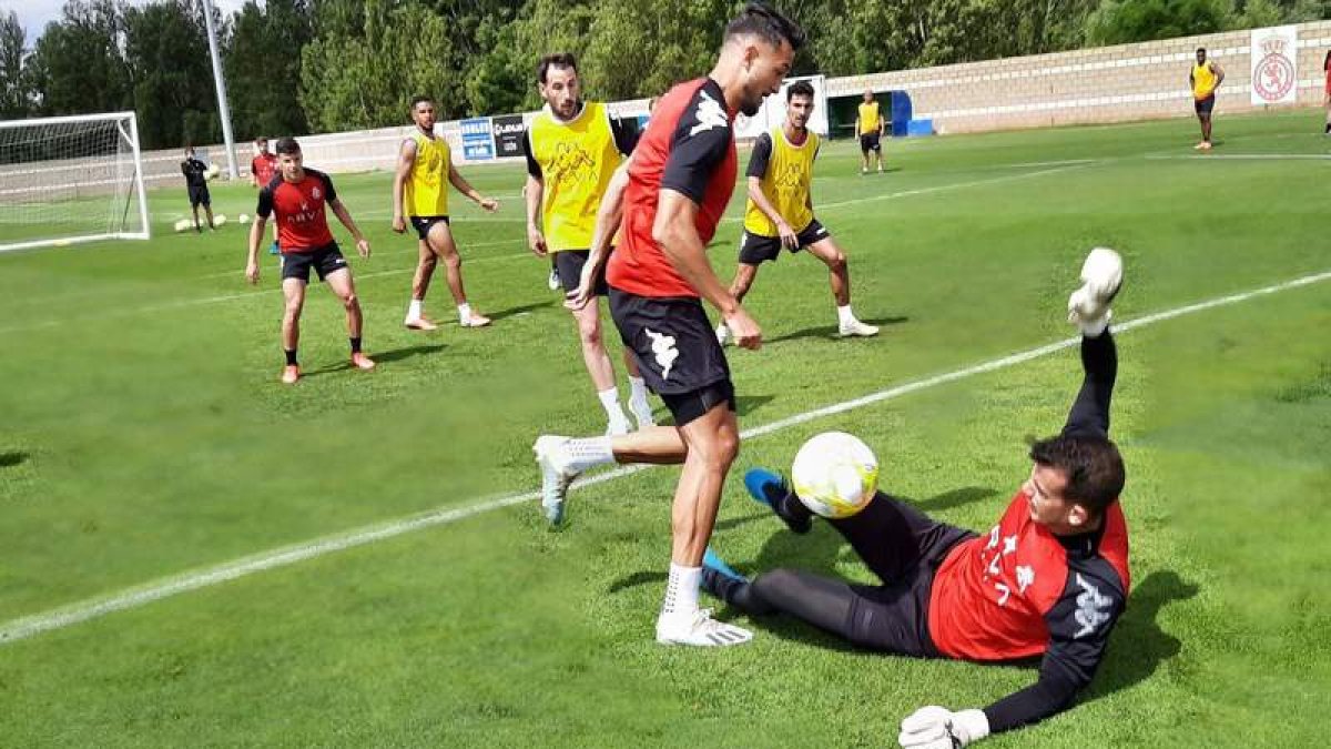 La plantilla de la Cultural se ha limitado a jugar partidillos de entrenamiento en las sesiones de trabajo preparadas por el entrenador José Aira. CYDL