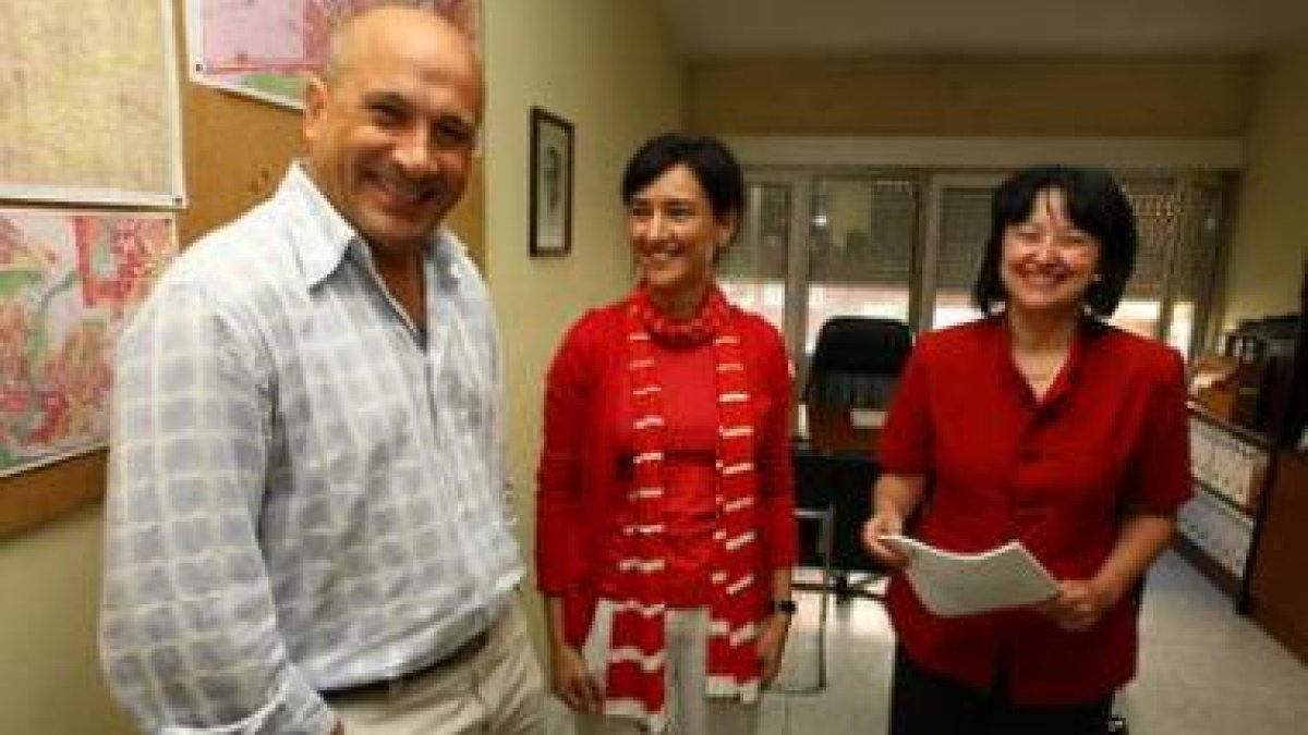 Manuel Ángel Rey, Belén Fernández y la procuradora autonómica Ángela Marqués, ayer en el PSOE.