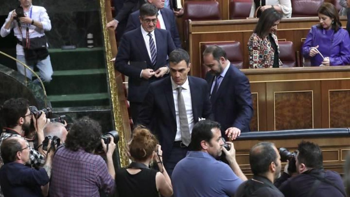 El líder del PSOE, Pedro Sánchez (c), abandona el hemiciclo tras finalizar el debate de la moción de censura presentada por el PSOE contra el presidente del Gobierno, Mariano Rajoy, esta tarde en el Congreso de los Diputados.