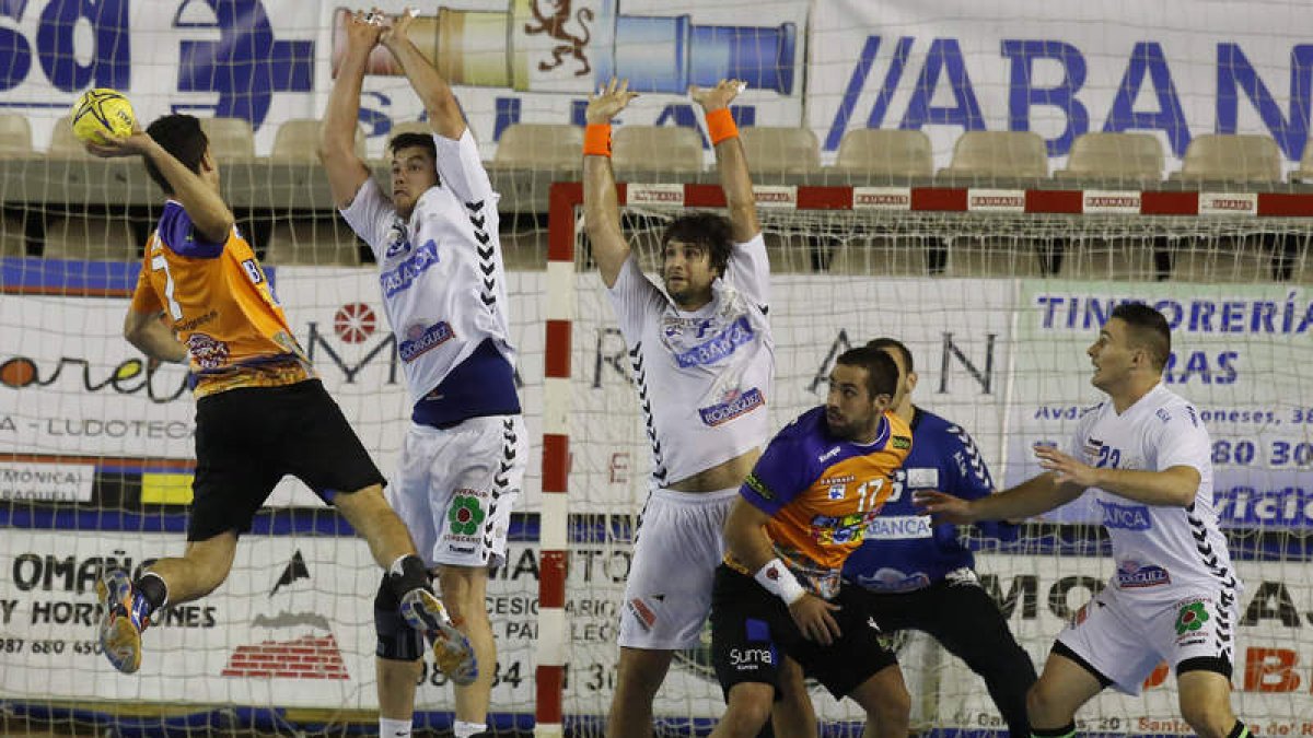 Mikel Aguirrezabalaga y Gonzalo Carou, con Zildzic a la derecha, durante el encuentro ante el Benidorm del pasado miércoles.