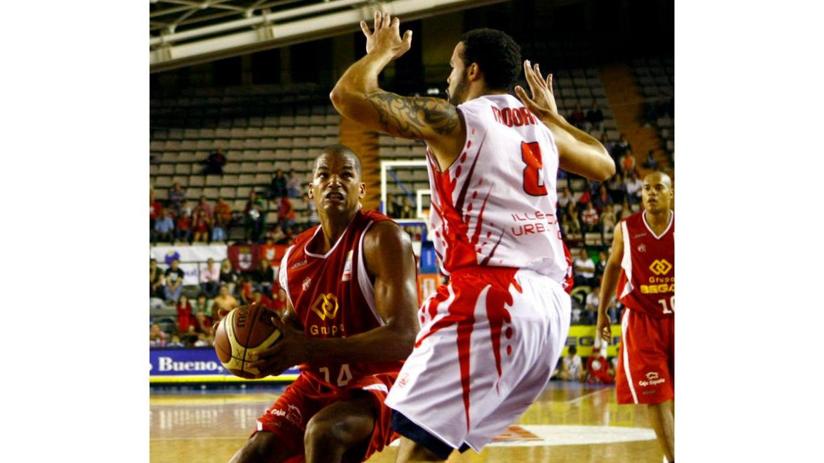 Eulis Báez, en un partido con Baloncesto León.