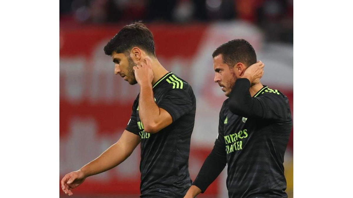 Marco Asensio y Hazard se retiran del campo alemán con la decepción de la derrota. MARTIN DIVISEK