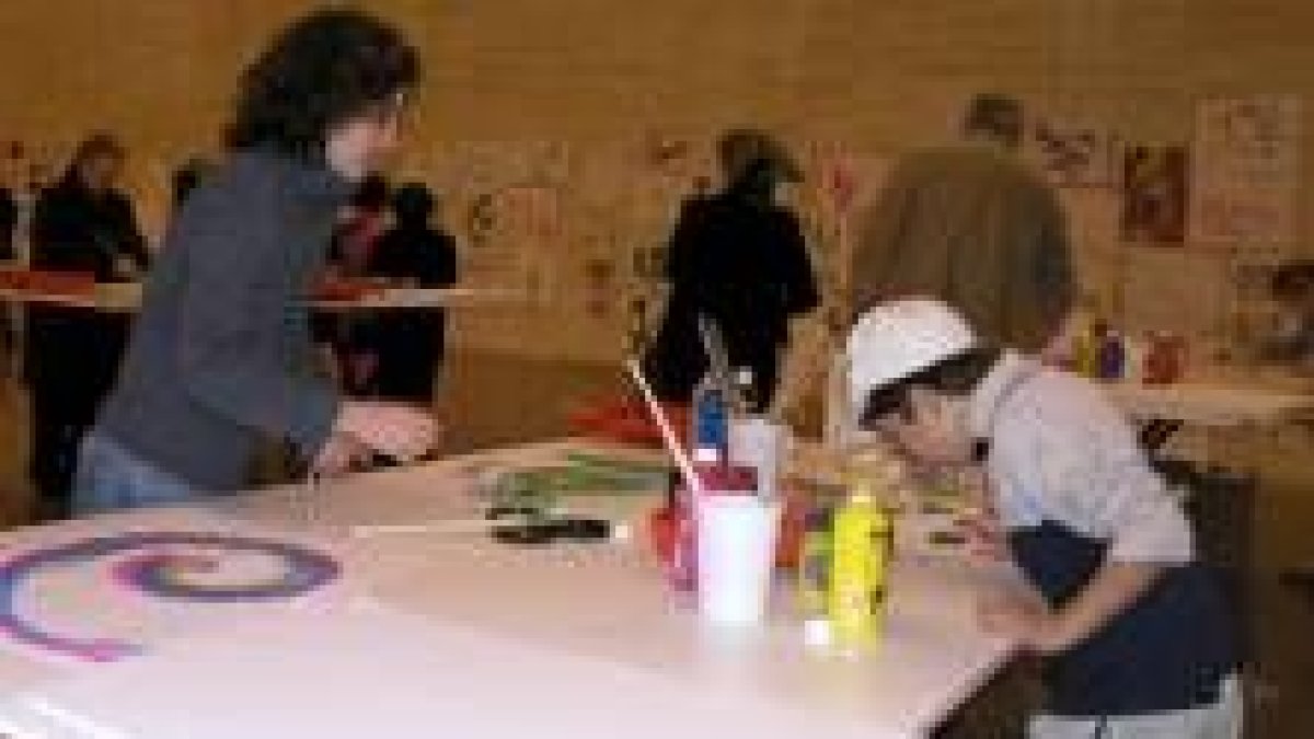 Un niño participando en uno de los primeros talleres del Musac
