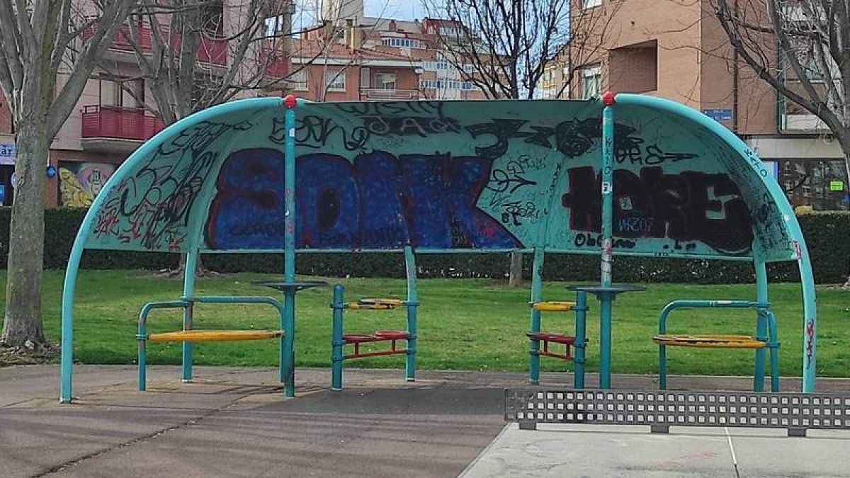 Deterioro de los elementos del parque Los Robles Castañón. DL