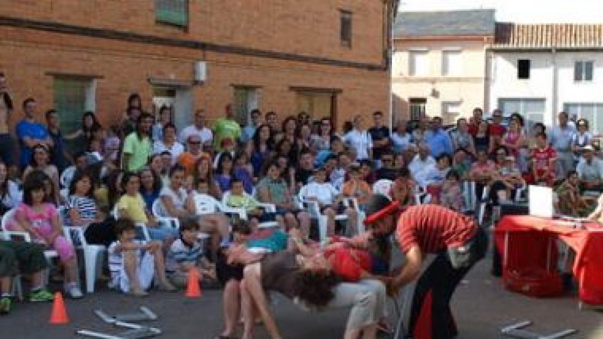 Imagen de la plaza Mayor de Pobladura de Pelayo García durante el concierto de Piperrak.