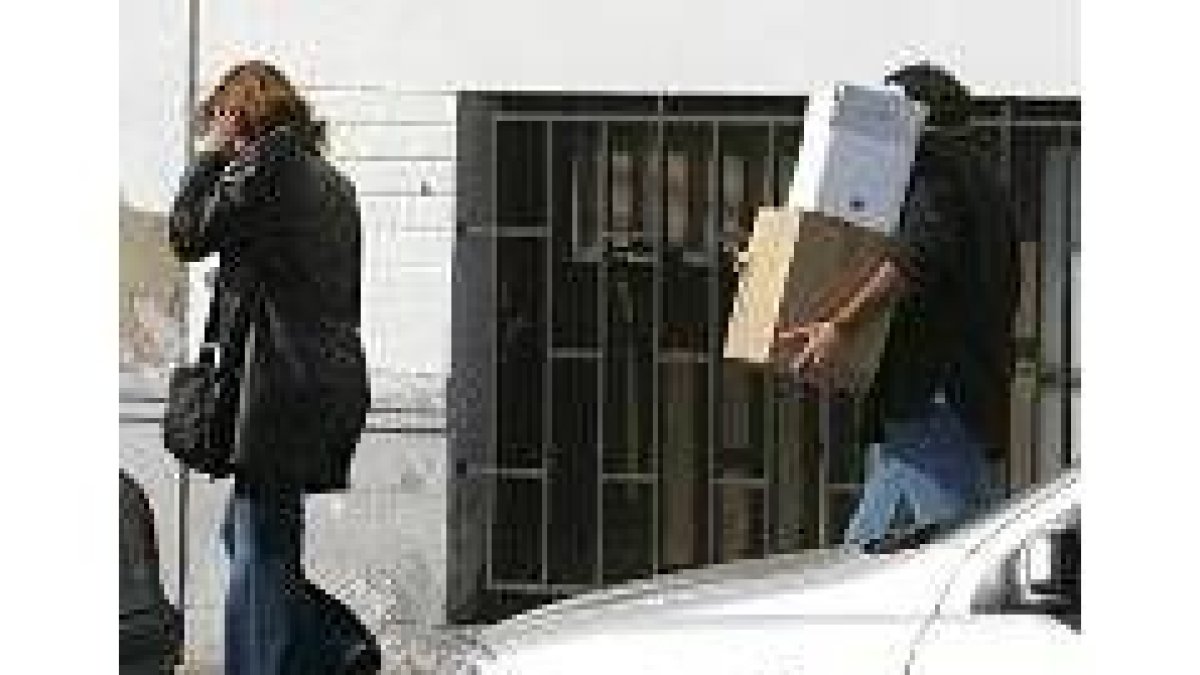 La policía traslada a Madrid toda la documentación incautada tras la detención de los islamistas
