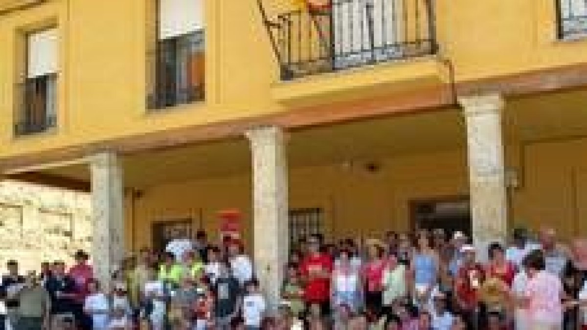 Los peregrinos ante el Ayuntamiento de Grajal de Campos
