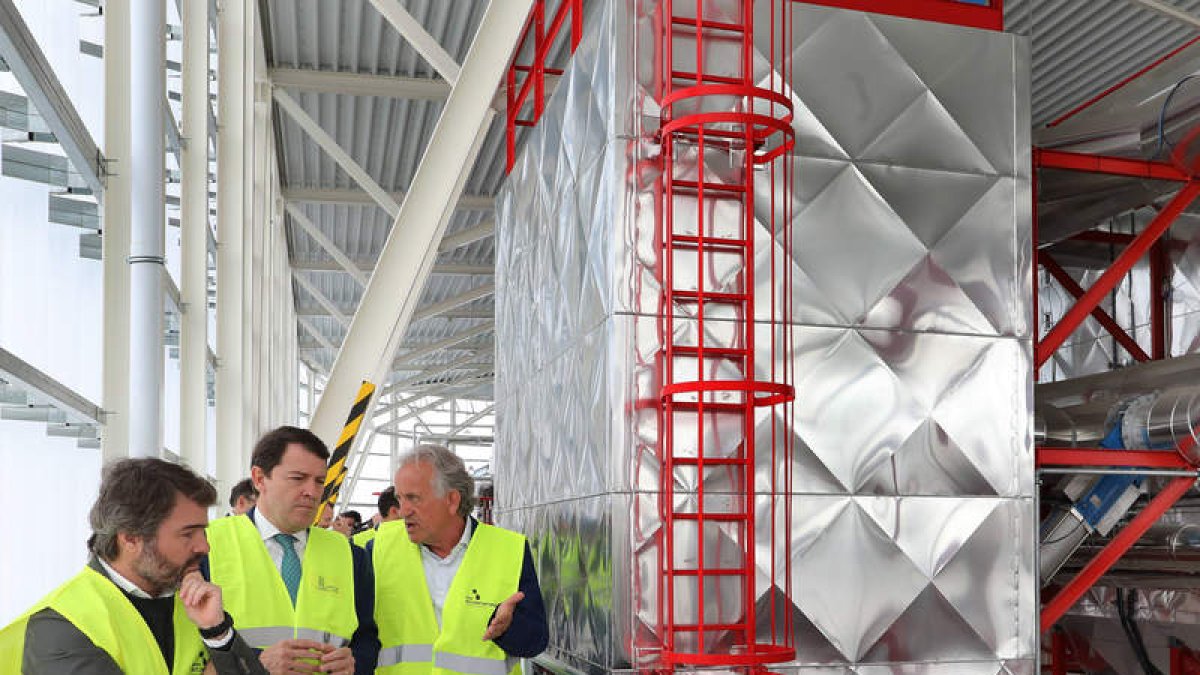 Mañueco en la Central Térmica de Energía Renovable con Teo López y al arquitecto Pablo Oriol. BRÁGIMO