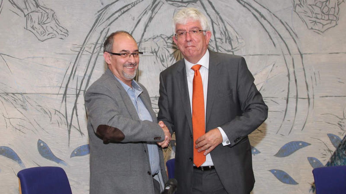 Jorge Peña y Hermida tras firmar el convenio.