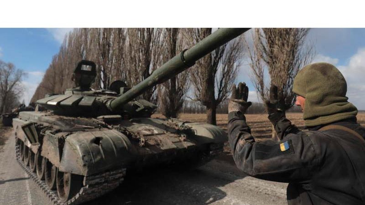 Un militar ucraniano controla el tanque ruso capturado en la aldea de Lukyanivka, liberada de las tropas rusas, no muy lejos de Kiev. STRINGER