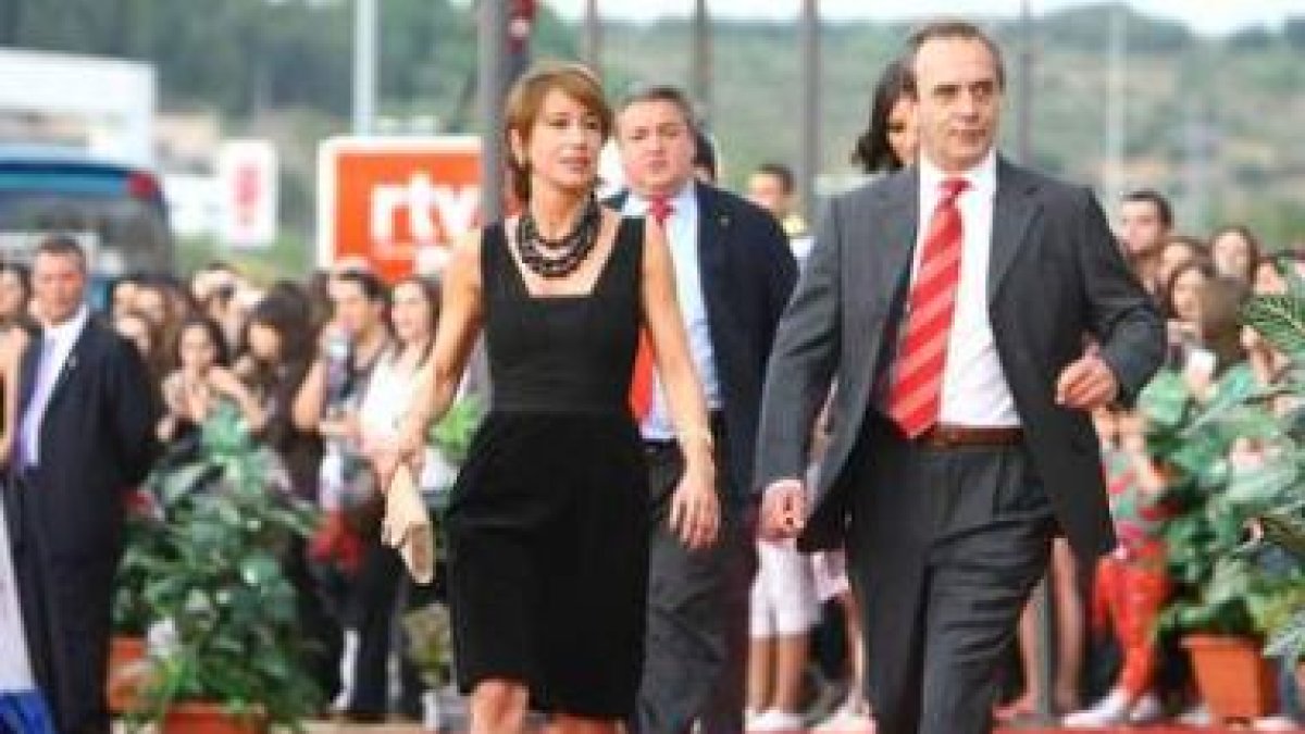 El portavoz socialista en el Congreso de los Diputados, José Antonio Alonso, con su esposa al entrar