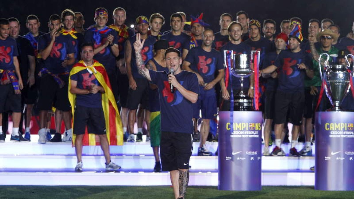 Messi se dirige a los seguidores del Barça en el Camp Nou.