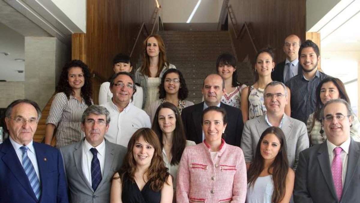 La presidenta de las Cortes, Josefa García Cirac, posa junto a las tres galardonadas con las becas del Máster.