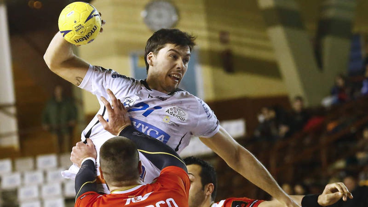 El lateral vasco Mikel Aguirrezabalaga, uno de los mejores ayer del Ademar, vuela por encima de la defensa vallesana para marcar uno de sus siete tantos