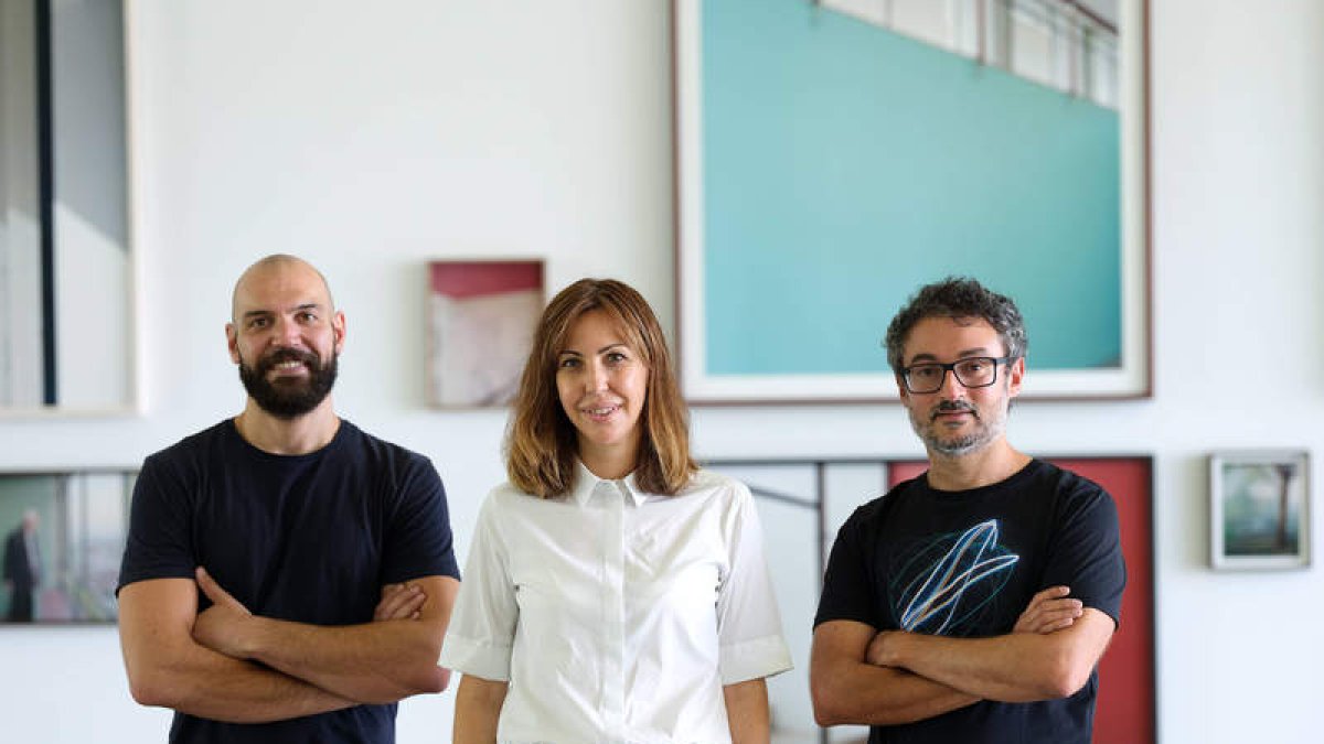 El fotógrafo Juan Baraja, Rosa Yagüez Juárez, vicepresidenta de la Fundación Cerezales Antonino y Cinia, y Alfredo Puente, curador. FCAYC