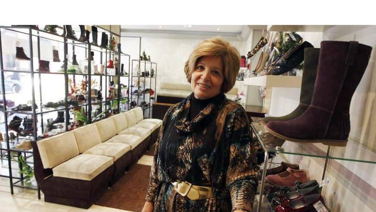 La regenta de Zagal, Esther Fernández, en el establecimiento del centro de León.
