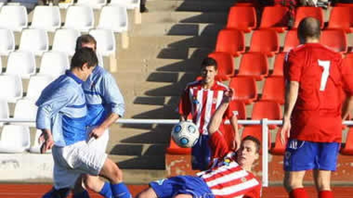 Borreguero, que debutaba ante su nueva afición, se lleva el esférico entre dos rivales