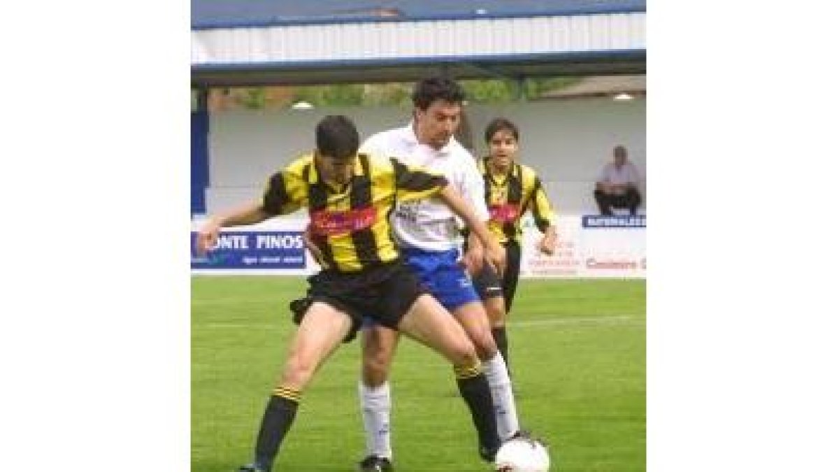 Roberto Cotarelo fue estrechamente marcado por los zagueros del Rápido