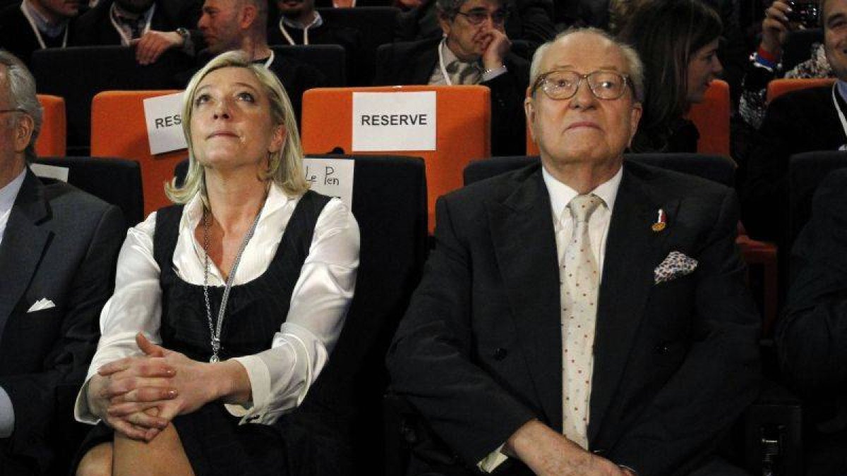El líder del Frente Nacional, Jean-Marie Le Pen (derecha), junto a su hija Marine, en un congreso del partido.