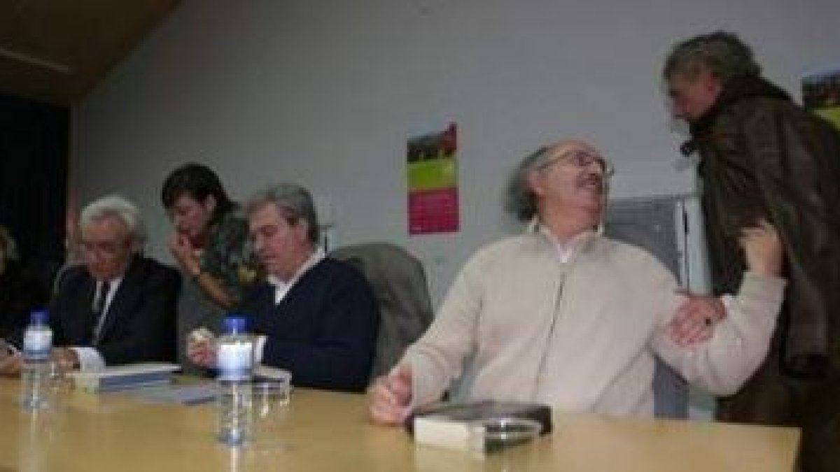 Luis del Olmo, César Antonio Molina y Antonio Colinas saludando a Juan Carlos Mestre, antes de las j
