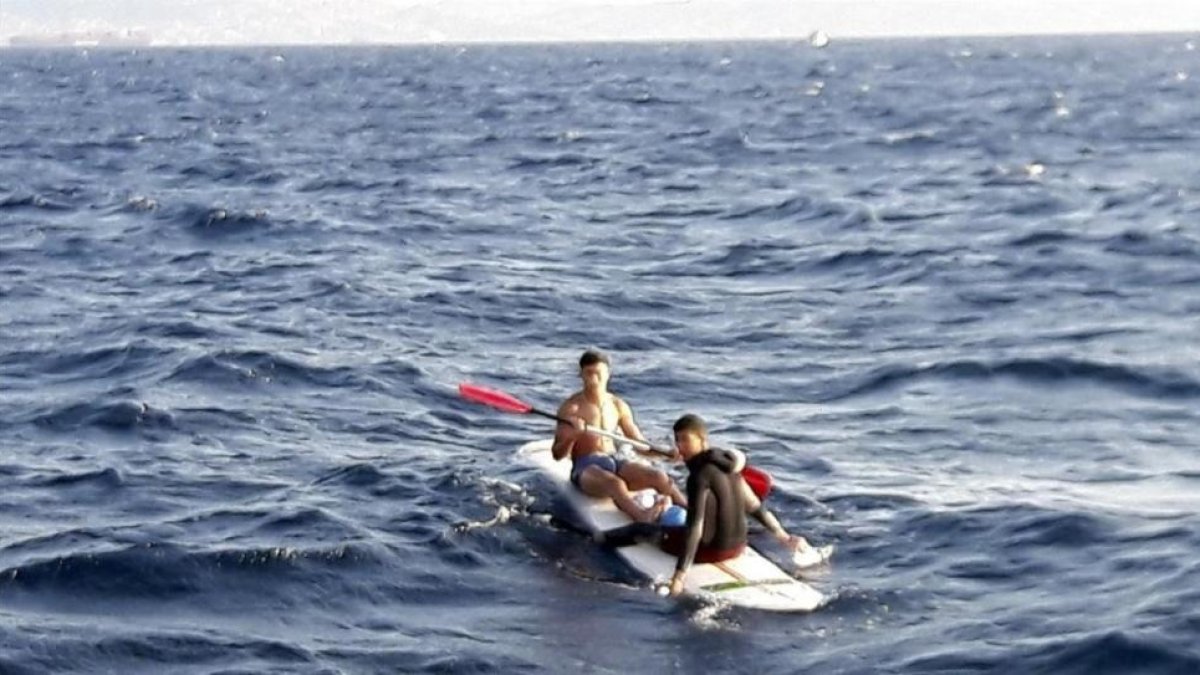 Dos inmigrantes interceptados en Tarifa cuando viajaban con una tabla de windsurf sin vela.