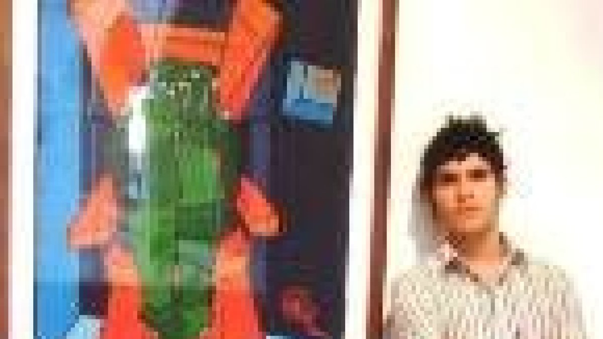 Carlos Álvarez, junto a una de sus inconfundibles obras