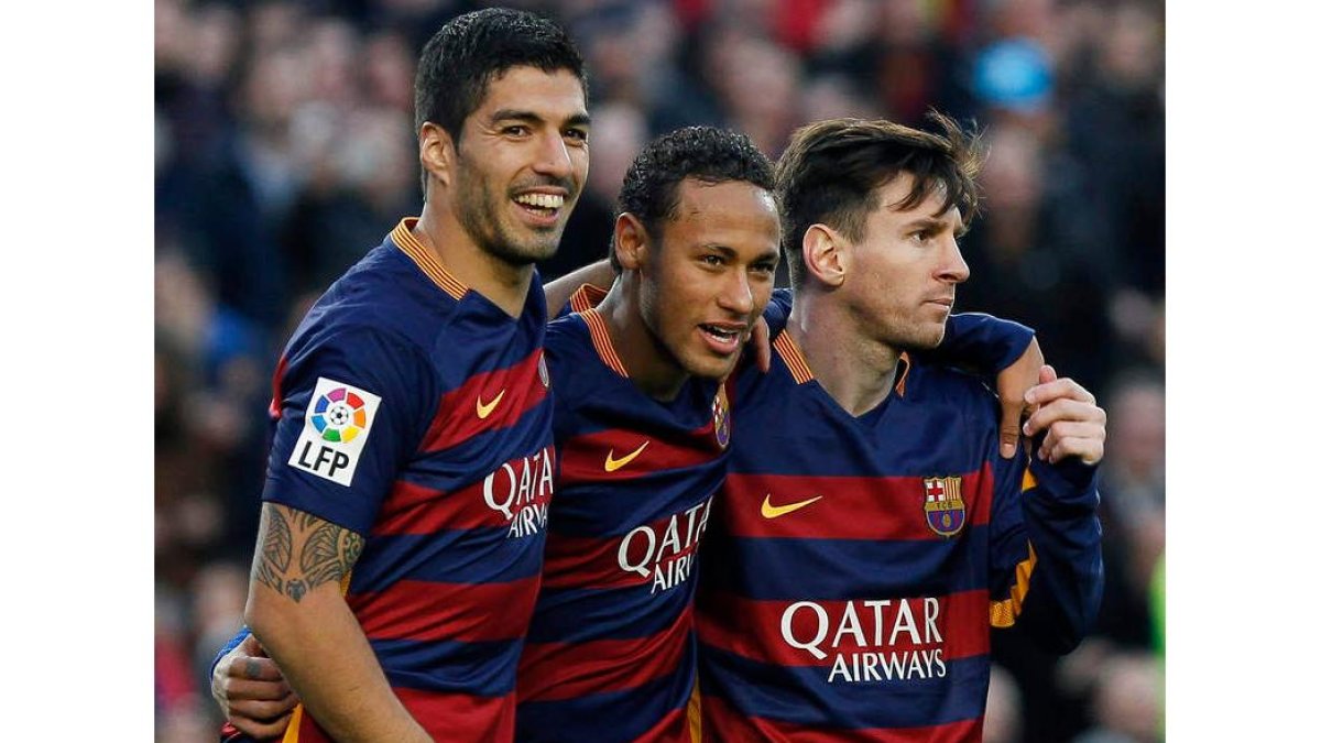 Los tres mosqueteros del Barcelona Luis Suárez, Neymar y Messi llevan el peso goleador del equipo blaugrana. QUIQUE GARCÍA