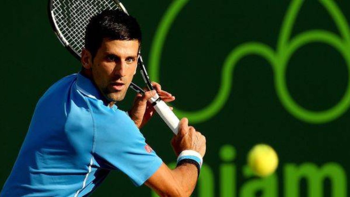 Novak Djokovic devuelve una bola a Steve Darcis, en un momento del partido de tercera ronda del Master 1.000 de Miami.