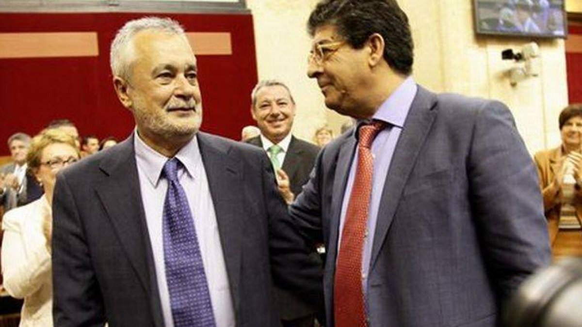 Diego Valderas, vicepresidente del Gobierno andaluz, junto al presidente José Antonio Griñán.