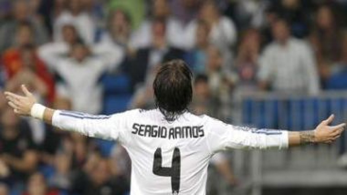 Sergio Ramos se lamenta de una ocasión fallada.