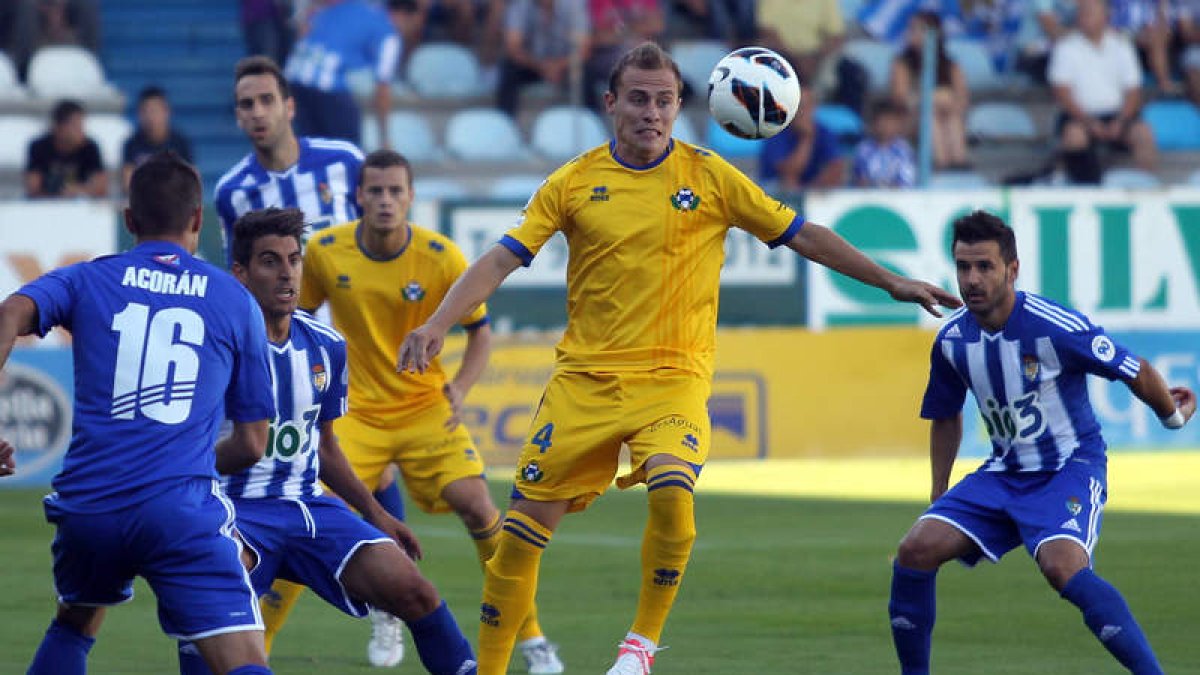 El paso de Abraham por la Deportiva no se olvida y por eso el catalán fue ovacionado cuando se retiró del terreno de juego sustituido por Miguélez.