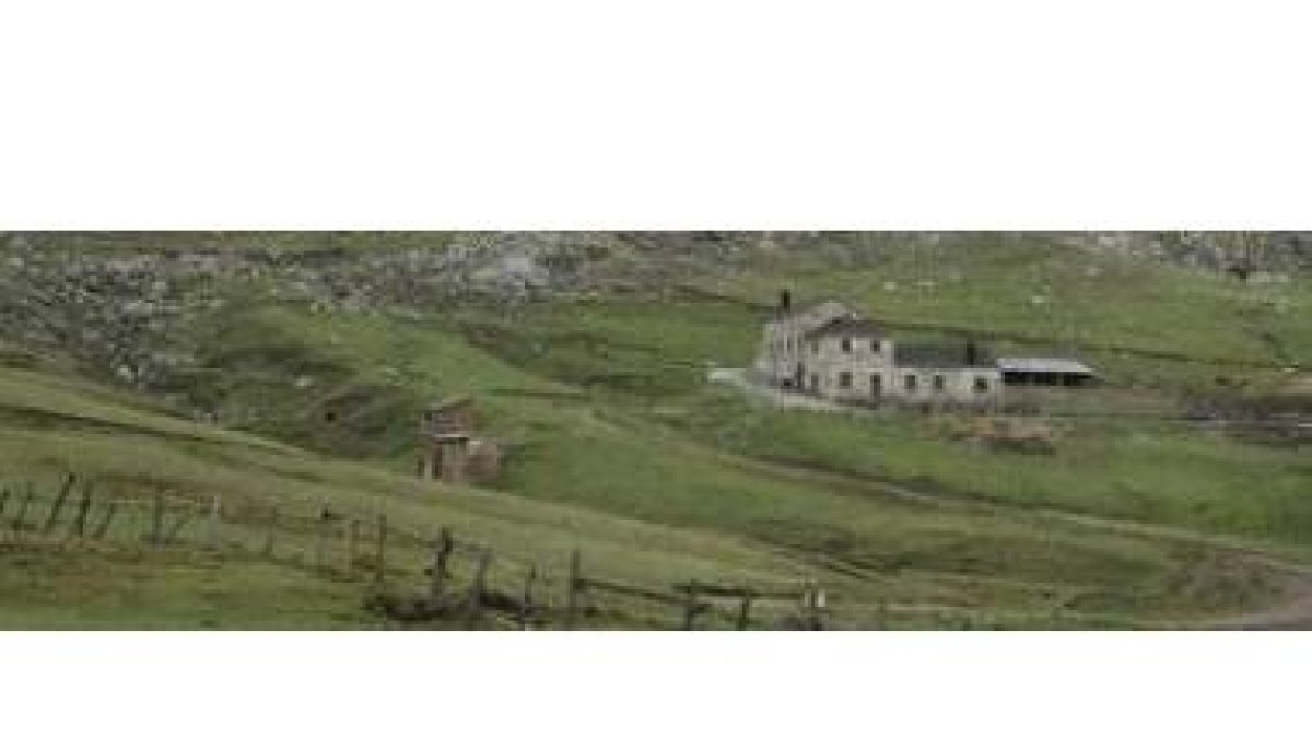 Vista parcial del puerto de Pinos, con casa Mieres al fondo.