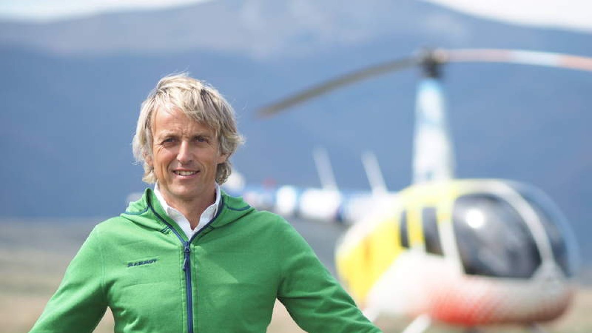 Jesús Calleja con el helicóptero al fondo